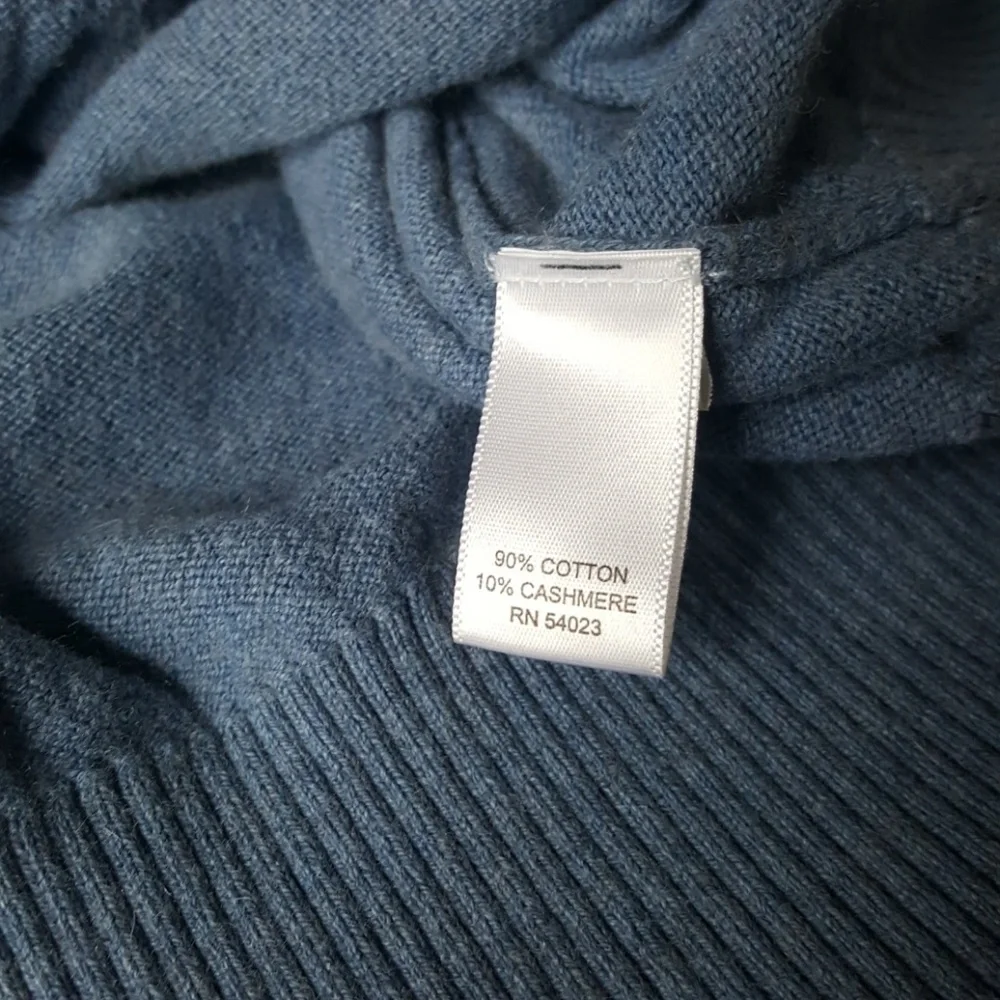 07:08 - Banana Republic V-neck Sweater